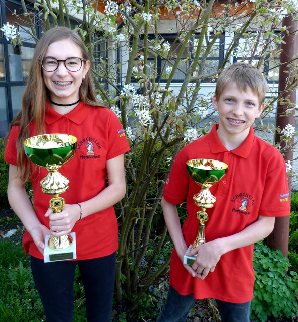 Schachschulmeisterin und Schachschulmeister 2018 der NMS Hofkirchen: Elena Reinhold und Jonathan Stafflinger