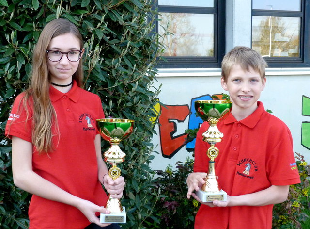 Elena Reinhold und Jonathan Stafflinger vor der Schule