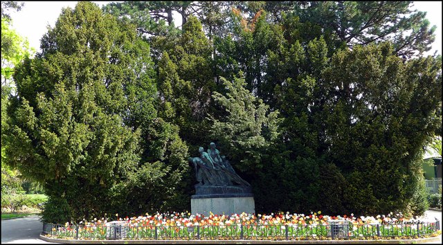 Auch das Denkmal "Die Unbesiegbaren" wird regelmäßig von den Wiener Gärtnern mit Blumen umgeben.
