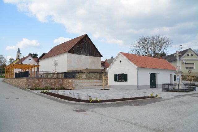 Der neue offene Dorfplatz in Woppendorf verlieh altem Bestand ein modernes neues Antlitz und ist als Kommunikationsort gedacht.