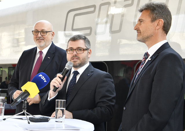 Bei einer Pressekonferenz mit dem Geschäftsführer des Verkehrsverbund Ost-Region (VOR), Wolfgang Schroll und ÖBB-Vorstandsvorsitzendem Andreas Matthä präsentierte Mobilitätslandesrat Ludwig Schleritzko die Änderungen. | Foto: NLK Reinberger