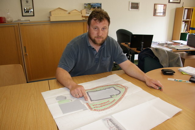 Bgm. Florian Klotz erläutert die geplanten Arbeiten auf dem Friedhof in Ladis.