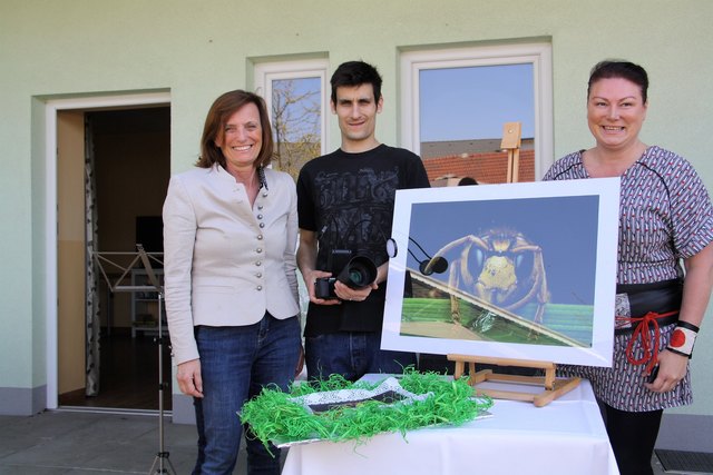 Maria Nehl und Petra Arlt mit Tomaz Marijanovic bei der Vernissage im Adcura Feldkirchen.