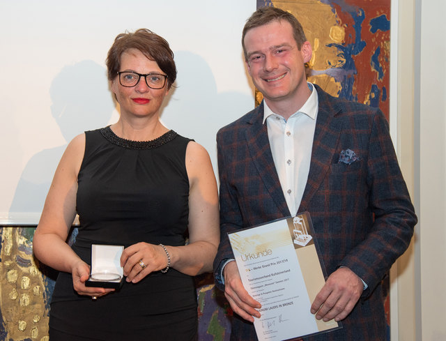 Sabine Mair (stellv. Direktorin TVB "Kufsteinerland") und Thomas Oberhuber (GF "ofp kommunikation") bei der Preisverleihung in Wien. | Foto: Sufiyan