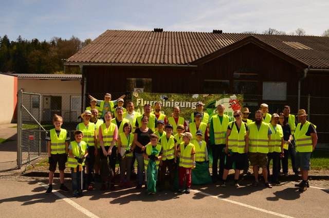 die kleinen und großen HelferInnen bei der Flurreinigungsaktion in Wallern/Tr. | Foto: Gemeinde