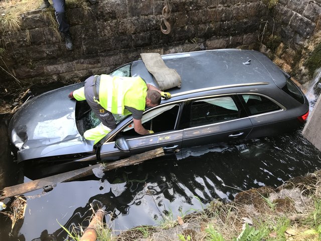 Mittels Kran wird der Kombi aus dem Becken gehievt. | Foto: ZOOM.Tirol
