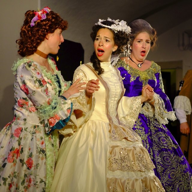 Alice Waginger als Bronislava, Elisabeth Jahrmann als Laura, Isabella Kuess als Gräfin Palmatica und  Florian Pejrimovsky als Oberst Ollendorf - (c) Elmar Eggerer