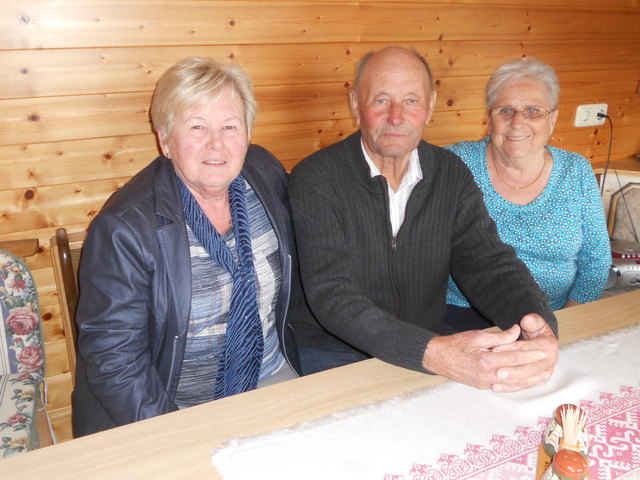 Die Vorsitzende des Pensionistenverbandes Stainz Anna Maria Primus und Kassier-Stv. Maria Reinbacher gratulierten Adolf Flecker zum 80 Geburtstag. | Foto: KK
