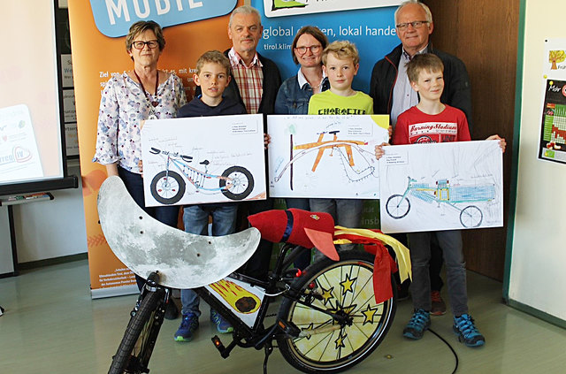 Dir. S. Klabischnig, PSI G. Scharnagl, M. Abraham (Klimab.), Bgm. L. Niedermoser mit H. Hirzinger, P. Schlemmer, E. Preindl. | Foto: Klimabündnis
