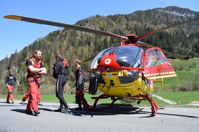 "Fahrzeugabsturz in Bach" war die Einsatzmeldung, da kommt auch der Notarzthubschrauber mit Rettern in Neoprenanzügen. | Foto: ZOOM.Tirol