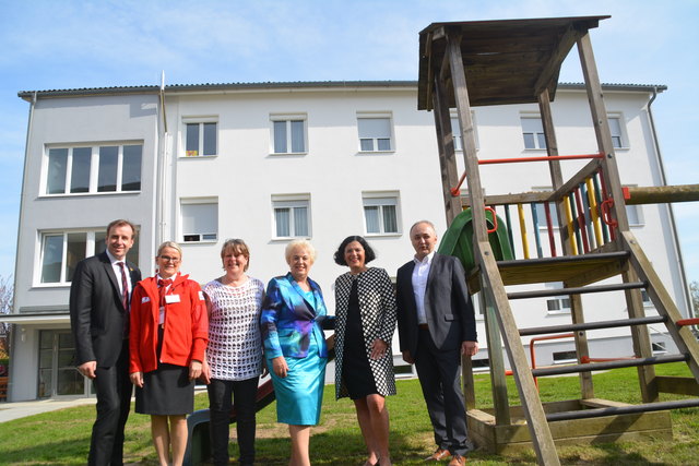 Das Sozialhaus Oberwart wurde nach der Generalsansierung am 18. April offiziell wiedereröffnet: LA Christian Drobits, Rotkreuz Burgenland-Vizepräs. Angela Pekovics, Verein "Die Treppe"-Vorsitzende Gabriele Arenberger, LR Verena Dunst, Verein "Die Treppe"-Vorsitzende Andrea Gottweis und Anton Grosinger (BELIG)