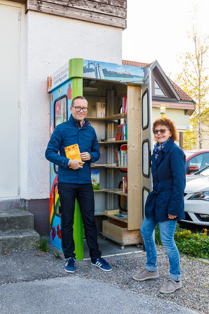 Bibliothekarin Waltraud Lafenthaler und Vizebürgermeister Georg Djundja freuen sich über die wieder Inbetriebnahme der Bücherzelle in Ziegelhaiden . | Foto: Berni Rieger