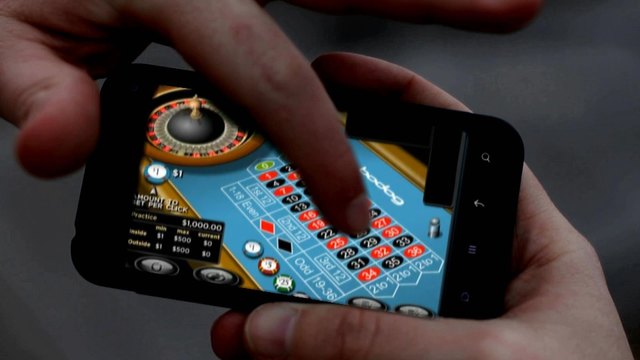 Das Glücksspiel verlagert sich zunehmend ins Internet. Minderjährige haben hier leichteren Zugang, warnen Suchtexperten.