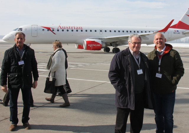 Gustav Oswald, Max Welles und Buspilot Adi Jagersbach am Flughafen Graz. | Foto: Wutte