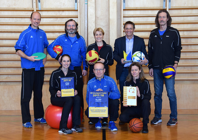v.l.n.r.: hinten: Stefan Löschenbrand, Gerhard Katzinger, Christa-Elisabeth Hahn, Wolfgang Steinbauer, Thomas Haller
vorne: Karina Lugauer, Harald Hauer, Monika Preis | Foto: Gymnasium