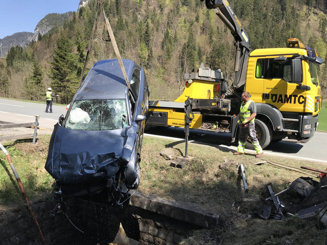 Der ÖAMTC barg das Fahrzeug aus der Grube. | Foto: ZOOM.Tirol