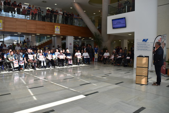 Reges Interesse herrschte bei der Betriebsversammlung im Reha-Zentrum Bad Häring am 19. April. Neben der Belegschaft nahmen daran auch Patienten teil.