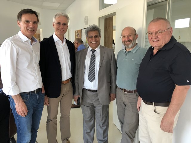 Bgm. Karlheinz Schuster (l.) und die Ärzte Franz Wehle, Momtaz Ghazi, Gerald Andracher und Alfred Lohr freuen sich über die neue Ordination in Schwanberg.