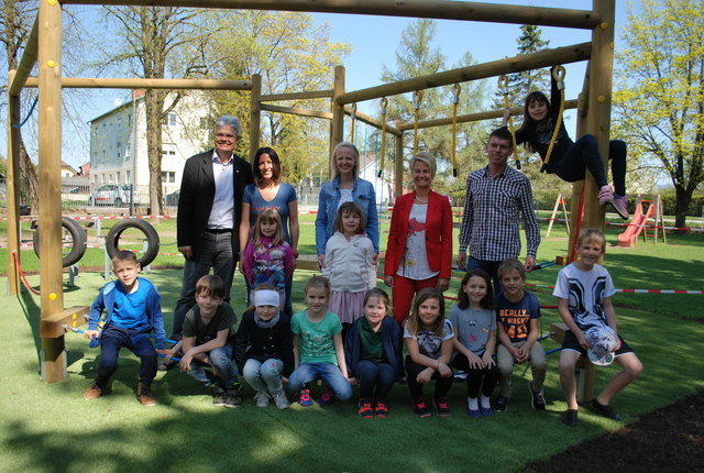 Den Motorikpark vor der Eröffnung ausprobieren durften Volksschule- und Kindergartenkinder wie Bgm. Stefan Deutschmann, Manuela Kuster, Eva Michor, Andrea Michor und Matthias Thurner (v. l.)