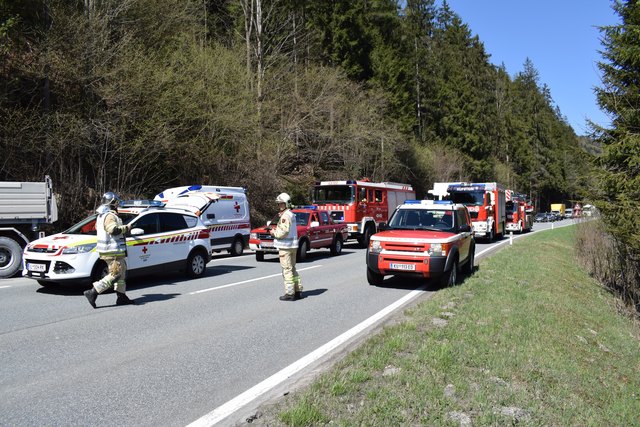 Die Eibergstraße war etwa eine halbe Stunde lang gesperrt. | Foto: ZOOM.Tirol
