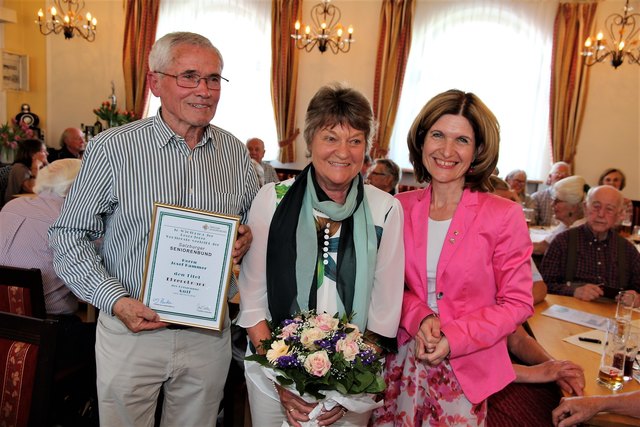 Ernennung zum Ehrenobmann des                               Anifer-Seniorenbundes für Reg.Rat Josef Pammer