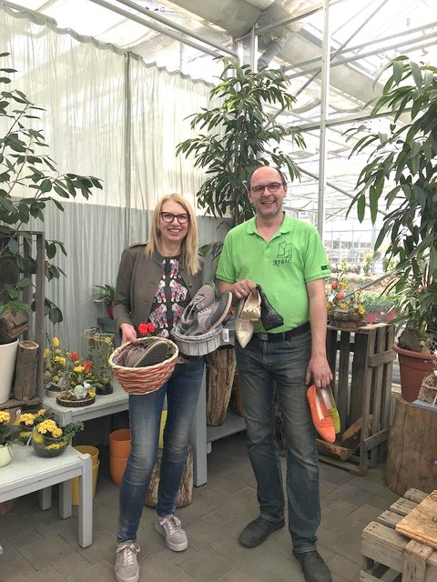 Neuer Platz für den Schuhbasar: Schuhlady Martha Gruber und Gärtnerei-Chef Michael Kraic.
