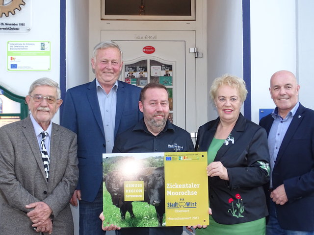 Raimund Schmidinger (Mitte) wird als Anerkennung mit dem Titel Moorochsenwirt des Jahres ausgezeichnet. Projektleiter Dr. Jürgen Frank, Obmann Werner Sinkovics, LR Verena Dunst und Bgm. LAbg. Georg Rosner gratulieren recht herzlichst! (v.l.n.r.)
