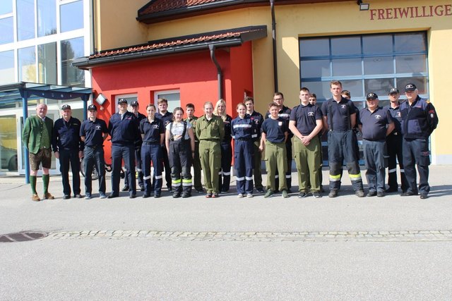 Die angehenden Florianijünger und -Mädchen aus diversen Freiwilligen Feuerwehren des Unteren Stainztales haben die Grundausbildung bestanden. | Foto: HBI Markus Ruhhüttl