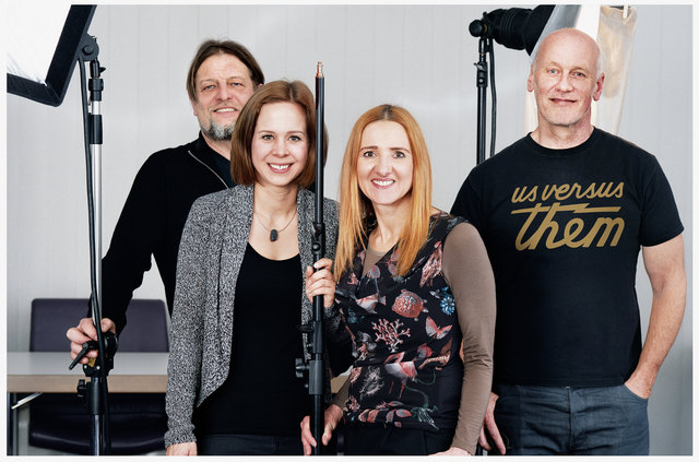Robert Staudinger (Fotografie), Carolyn Miller ( Make Up), Sylvia Hauser (Marketing Sparkasse Schwaz) und Tom Jank (Tom Jank Network) (von links) | Foto: Staudinger