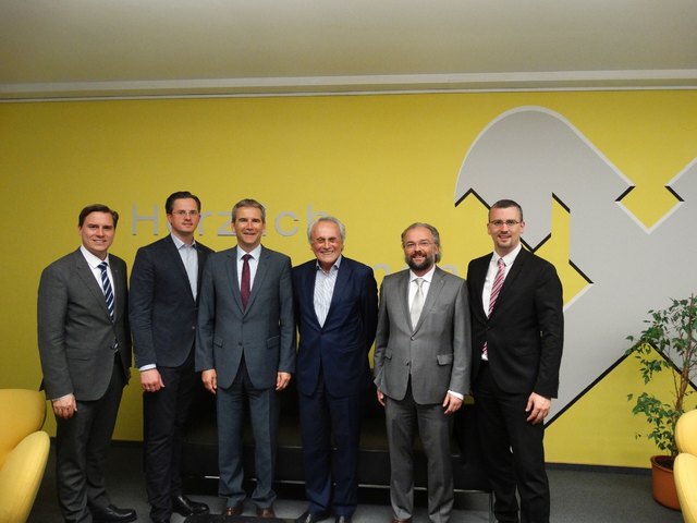 LAbg. Christoph Kaufmann, Bgm. Stefan Schmuckenschlager, Finanzminister Hartwig Löger, Präsident Josef Höchtl, Raika-Dir.Helmut Wess, Vizebgm. Roland Honeder | Foto: privat