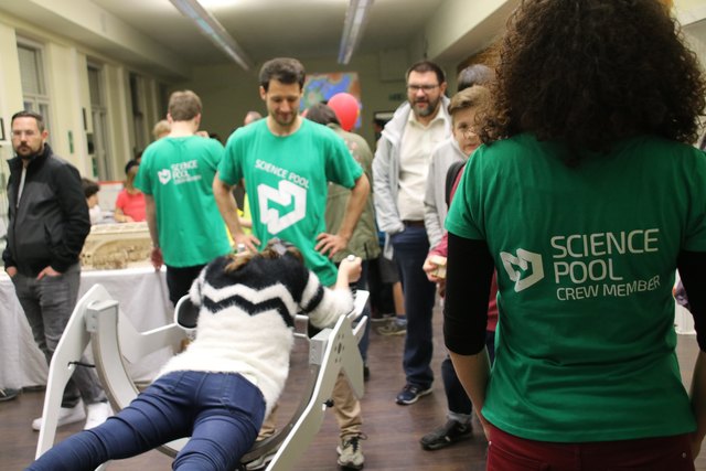 Mit der virtuellen Brille durchs Hochgebirge fliegen: Nicht nur Kids fanden das cool. | Foto: Dobesch/Sciece Pool