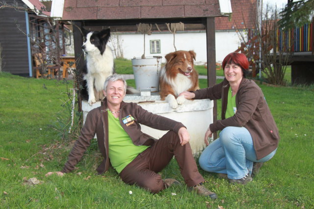Die erfahrenen Hundeführerinnen Daniela Hummel (links) und Julia Partl mit ihren Hunden Gipsy und Atka.