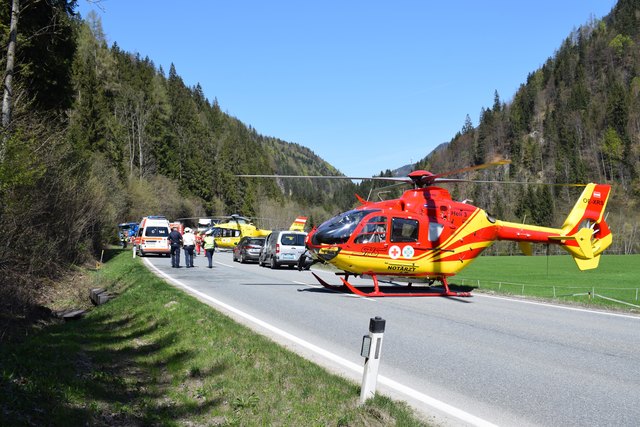 2 Notarzthubschrauber, vier Rettungswagen und sieben Feuerwehrfahrzeuge rückten zum Einsatzort aus. | Foto: ZOOM.Tirol