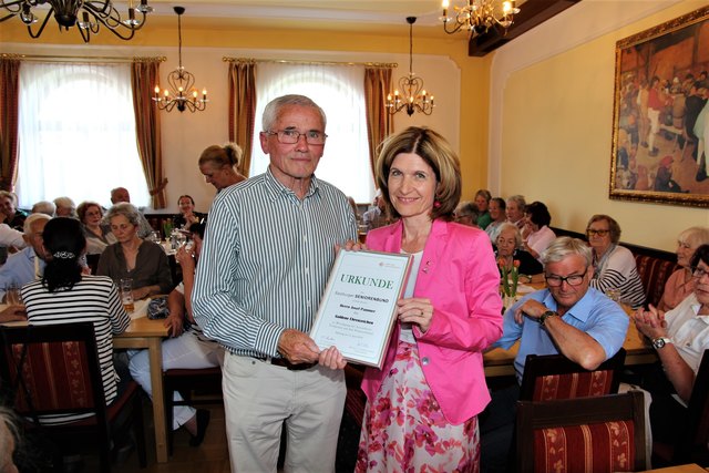 Goldenes Ehrenzeichen des Sen.-Bund an Josef Pammer überreicht von BR Dr.Eder-Gitschthaler