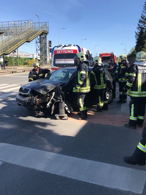Es handelte sich glücklicherweise nicht um einen Fahrzeugbrand sondern um einen Verkehrsunfall. | Foto: Feuerwehr Klosterneuburg