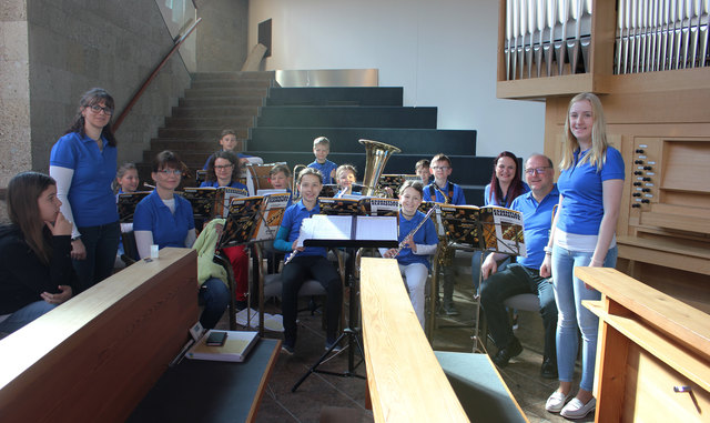 Das Jugendorchester MMKids während der musikalischen Messgestaltung in der Pfarrkirche Gallspach.