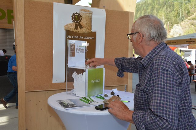 Stündlich wurden wahlweise eine Tonne Pellets oder Holzbriketts verlost