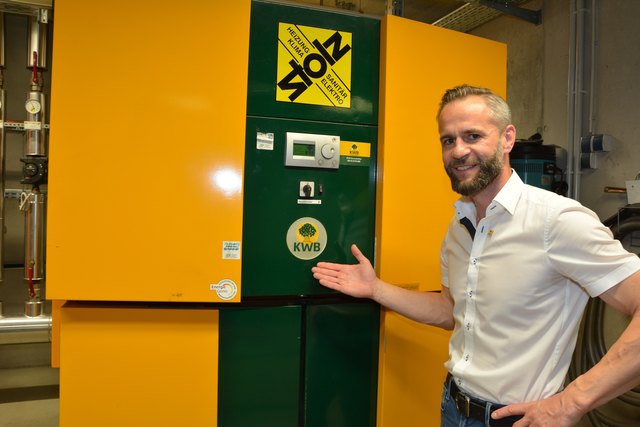 Stolz präsentierte Elmar Draxl das Heizsystem "KWB Powerfire" im Keller der Firmenzentrale der Pfeifer Group