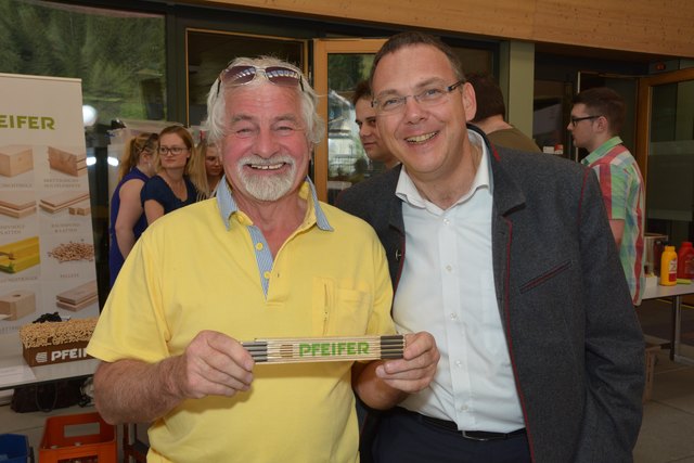 Holzfachleute unter sich: Zirbenexperte Sepp Reinstadler und Michael Pfeifer, Geschäftsführer der Pfeifer Group