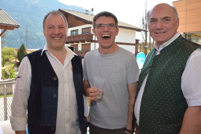 Georg Posch (l.), Geschäftsführer Reca GmbH, mit Imst Tourismus Obmann Hannes Staggl (r.) und dessen Sohn Christoph (m.)