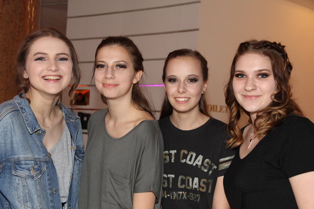 Freuten sich auf die Modenschau: Jana Eggelar, Johanna Krenn, Christina Hassler und Michelle Wriessnegger