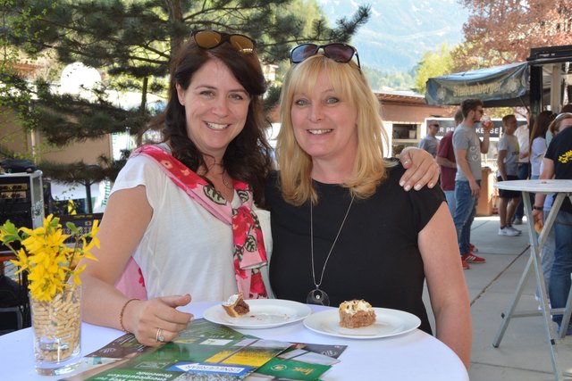 Auch Gastgeberin Daniela Pfeifer (l.) unterhielt sich prächtig