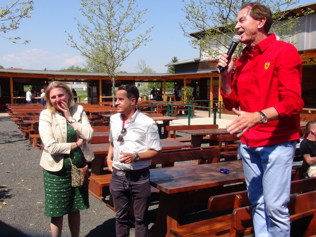 Außenministerin Karin Kneissl beehrte die Teilnehmer des Sportwagenopening mit Herz im Römerdorf Wagna.