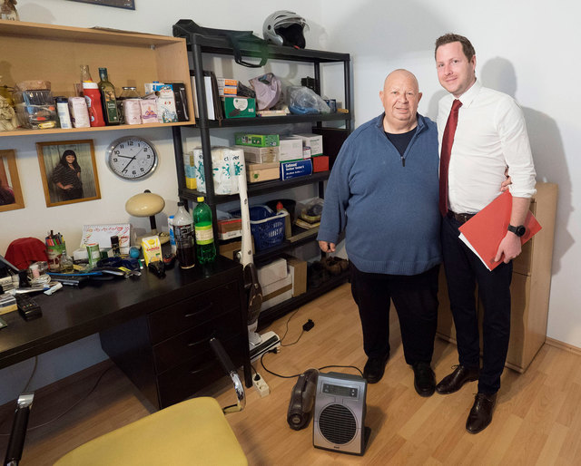 Michael Schnedlitz (r.) mit einem Mieter. | Foto: Weller