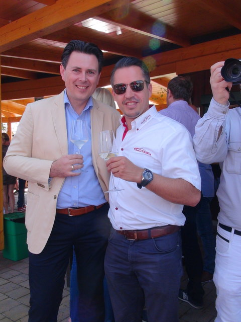 Vom Sponsor des Sportwagenopening mit Herz, der Raiffeisenbank Leibnitz, war Vorstandsdirektor Andreas Draxler (l.) im Römerdorf Wagna beim Finale mit dabei.