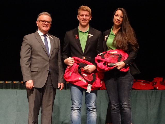 (vlnr.) LH. Hans Niessl ehrt die Neusiedler Pétanque Spieler Sven und Isabella Thill für ihre sportlichen Erfolge 2017