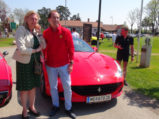 Auch Außenministerin Karin Kneissl kam zum Sportwagenopening von Heribert Kasper ins Römerdorf nach Wagna.