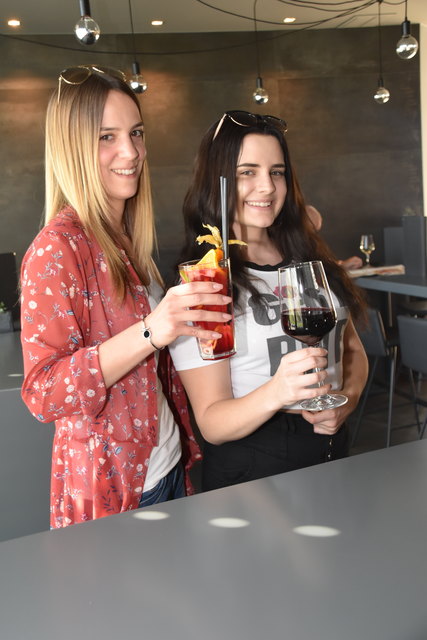 Cocktails und Wein lassen sich in der neuen Lounge genießen.