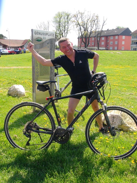 Andere Schaulustige kamen auf zwei Rädern zum Sportwagen-Schauen ins Römerdorf.