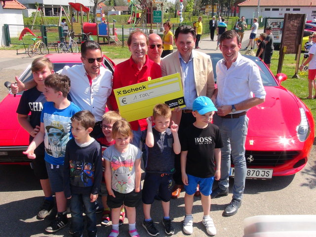 Raiffeisenbank Vorstandsdirektor Andreas Draxler übergab eine Spende an Heribert Kasper & Team zugunsten der PS-Exklusiv Foundation für „Licht ins Dunkel“.